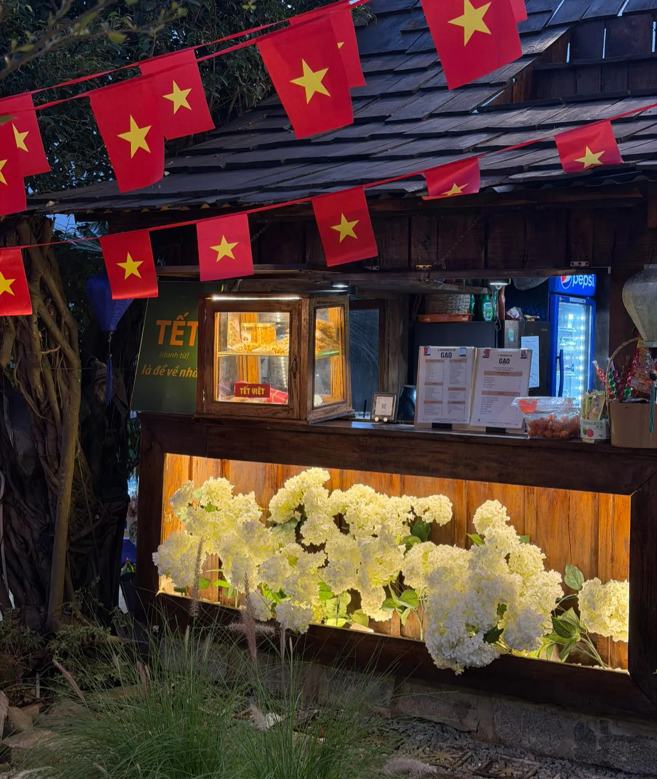 Mảng tường vàng đặc trưng