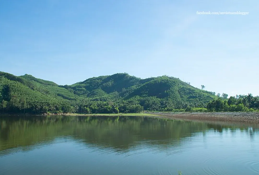 Hồ chứa nước Tuy An thuộc xã Hoài Châu Bắc nên thơ với hình ảnh núi non xanh mượt soi bóng