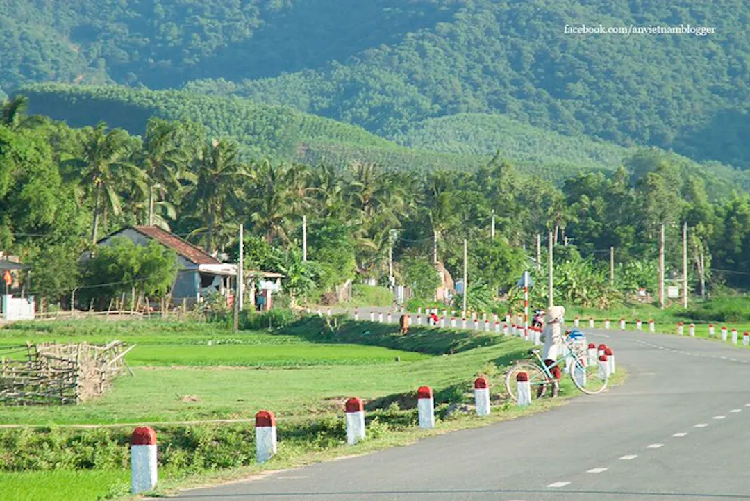 Con đường làng uốn cong đầy duyên dáng, khắc họa nên bức tranh phong cảnh thôn quê thật đẹp!