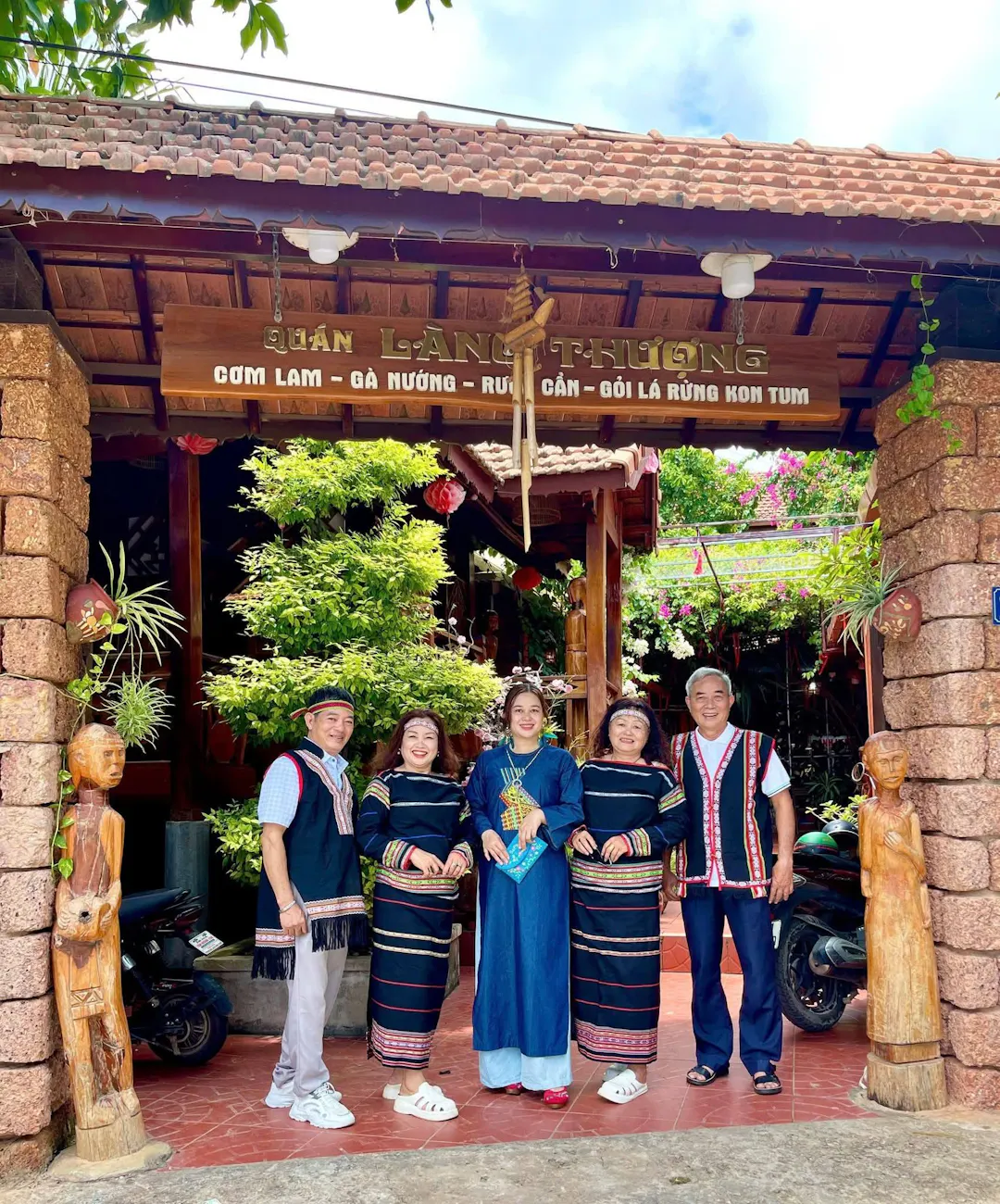 Review Quán Làng Thượng - Hoài Hảo: Gà Nướng Cơm Lam