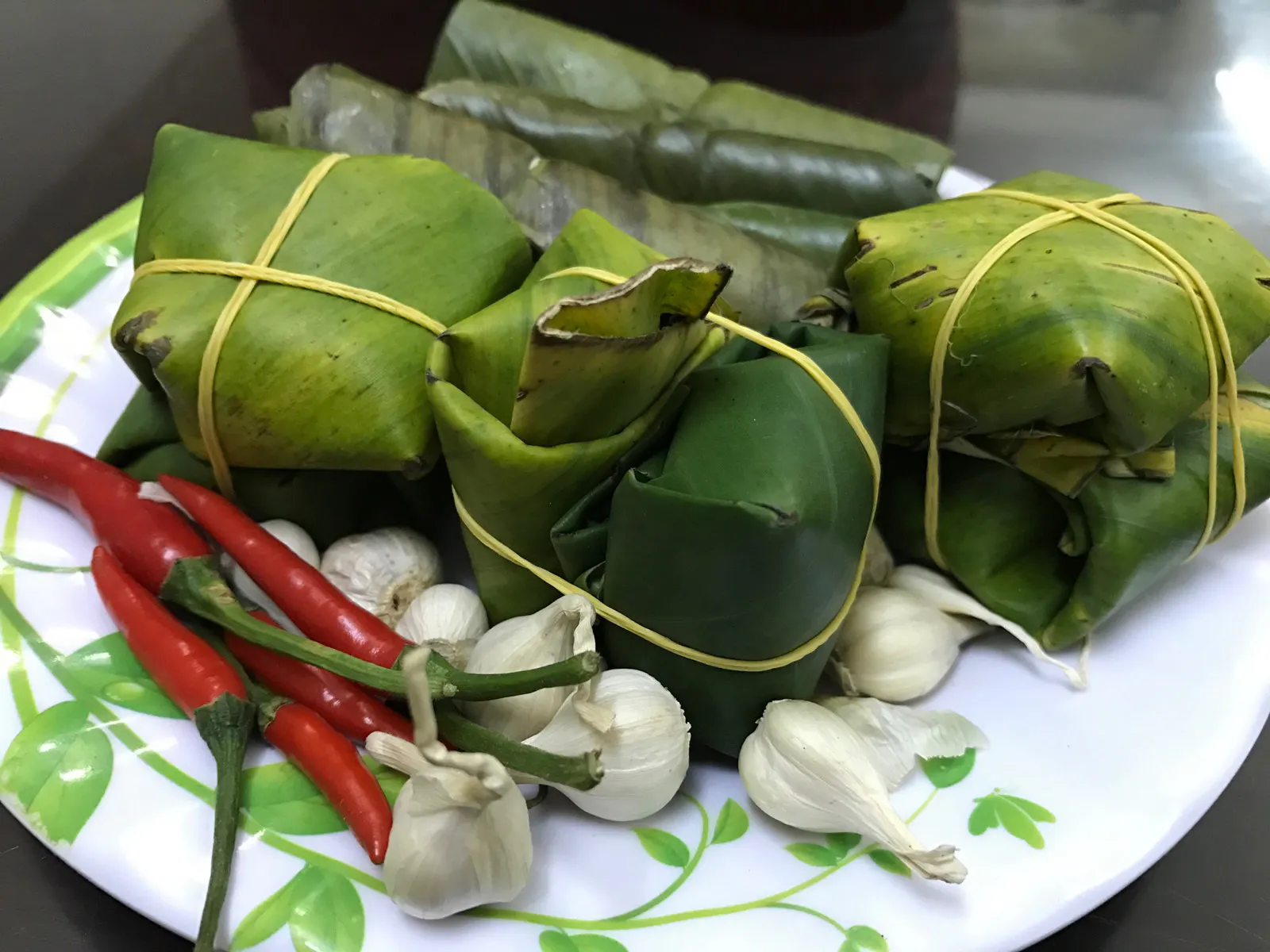 Cách ăn Nem Chua Sống