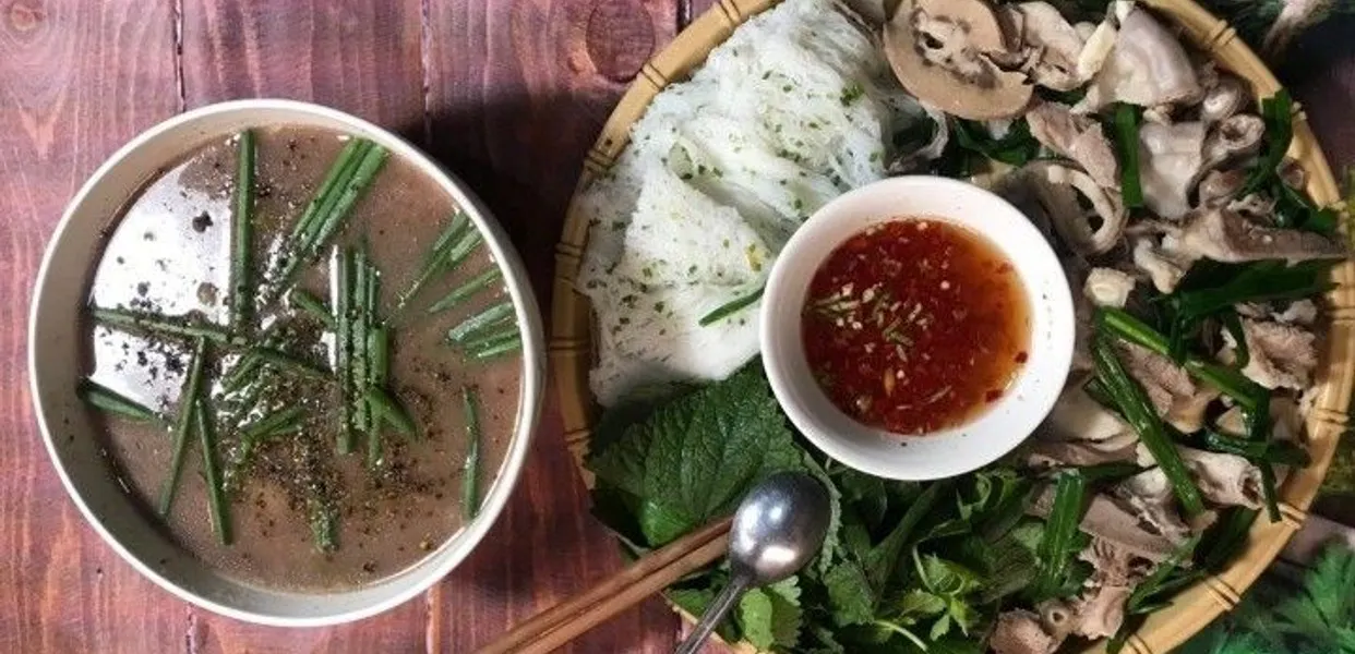 Mâm cháo lòng Hoài Nhơn Bình Định ăn kèm bánh hỏi thịt lòng giòn rụm