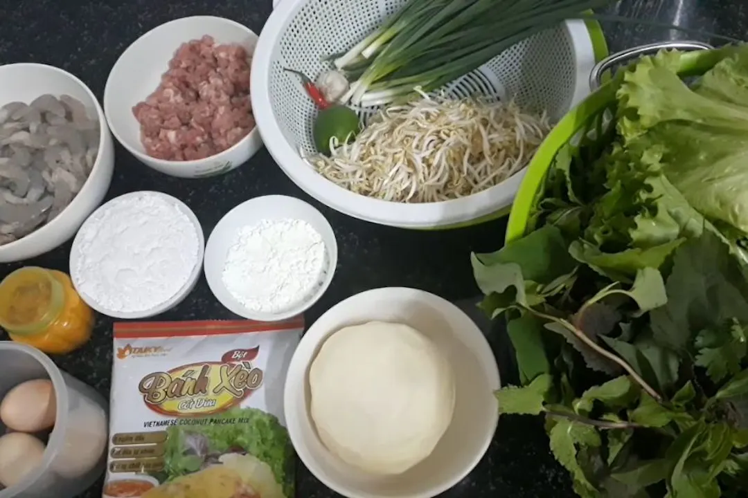 Chuẩn bị nguyên liệu làm bánh xèo
