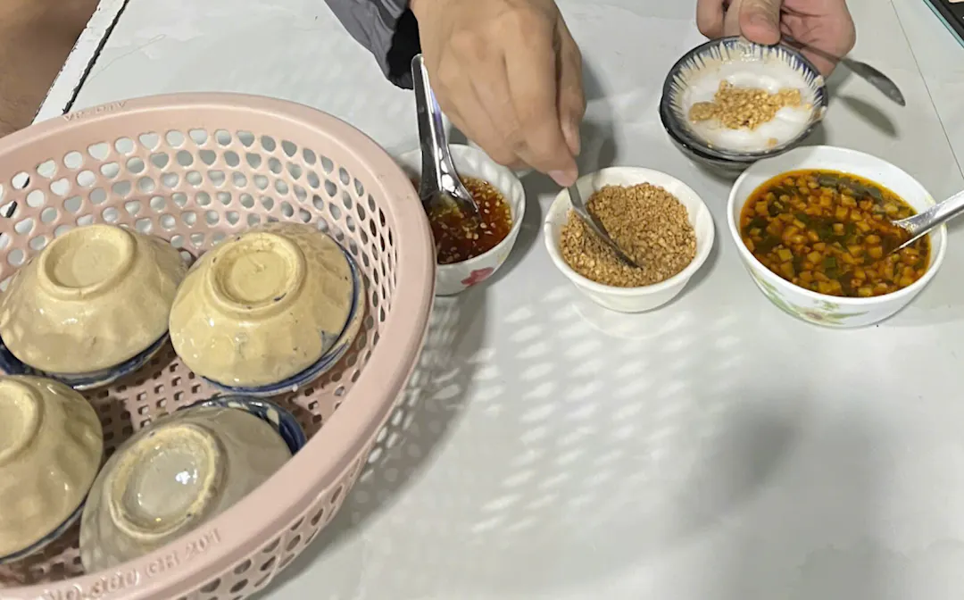 Sự kết hợp của bột gạo quê và nước mắm cay xè
