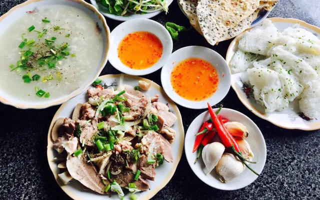 Cháo lòng ăn chung với bánh hỏi mỡ hẹ