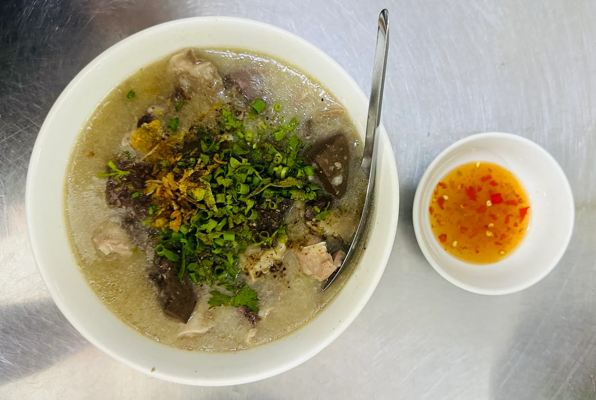 Tô cháo loãng nấu từ nước cốt xương