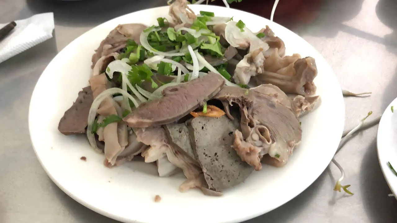 Đĩa lòng heo tươi rói, giòn sần sật