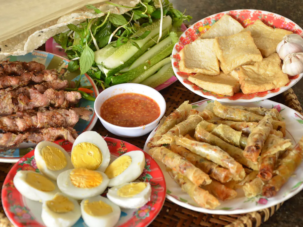Một cuốn bánh to dầy dặn ôm trọn muôn vàn nguyên liệu