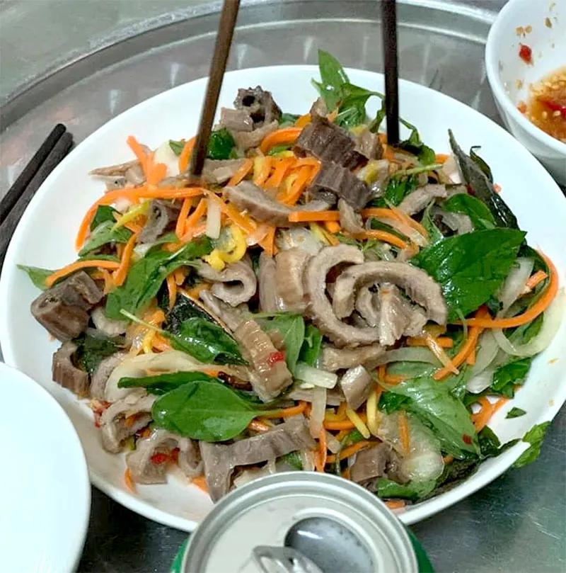 Thưởng thức gỏi lòng cá bò gù