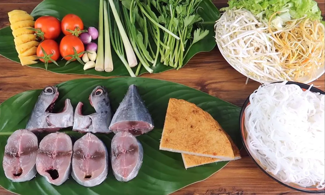 Nguyên liệu cần chuẩn bị cho món bún cá ngừ kho thơm cà chua
