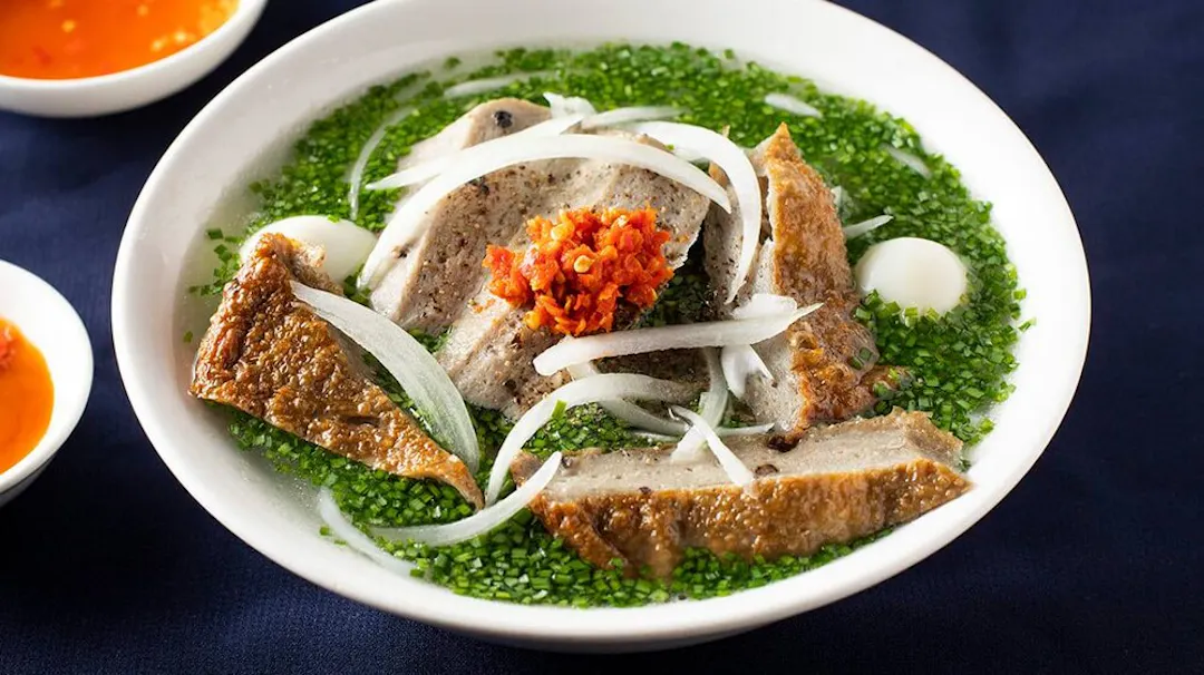 Cách trình bày, nêm lá hẹ, hành phi và thưởng thức tô bánh canh đúng điệu người bản xứ