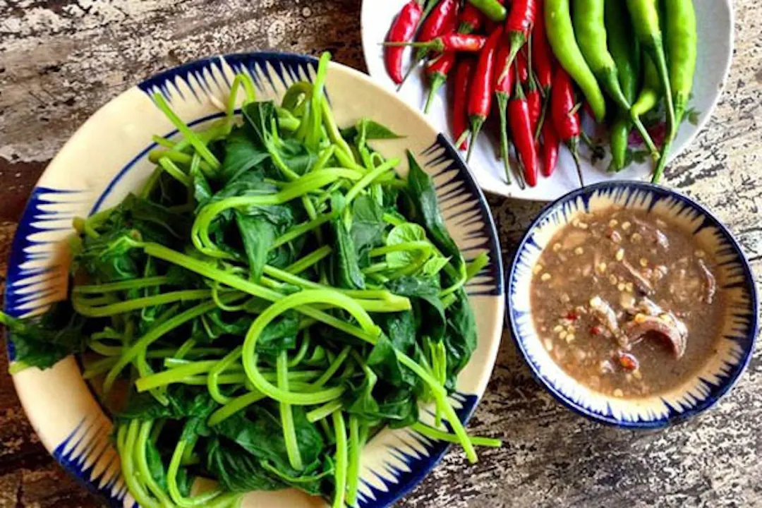 Rau lang, rau muống luộc chấm mắm mực
