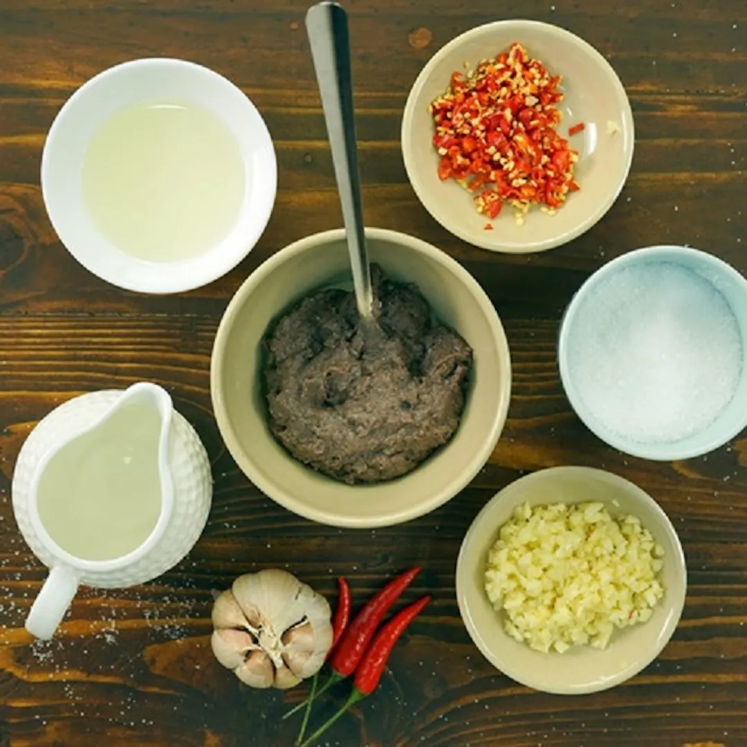 Các nguyên liệu cần chuẩn bị cho một chén mắm ruốc tỏi ớt chuẩn vị