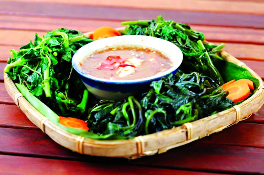 Rau lang, đậu bắp luộc quẹt mắm ruốc thanh mát