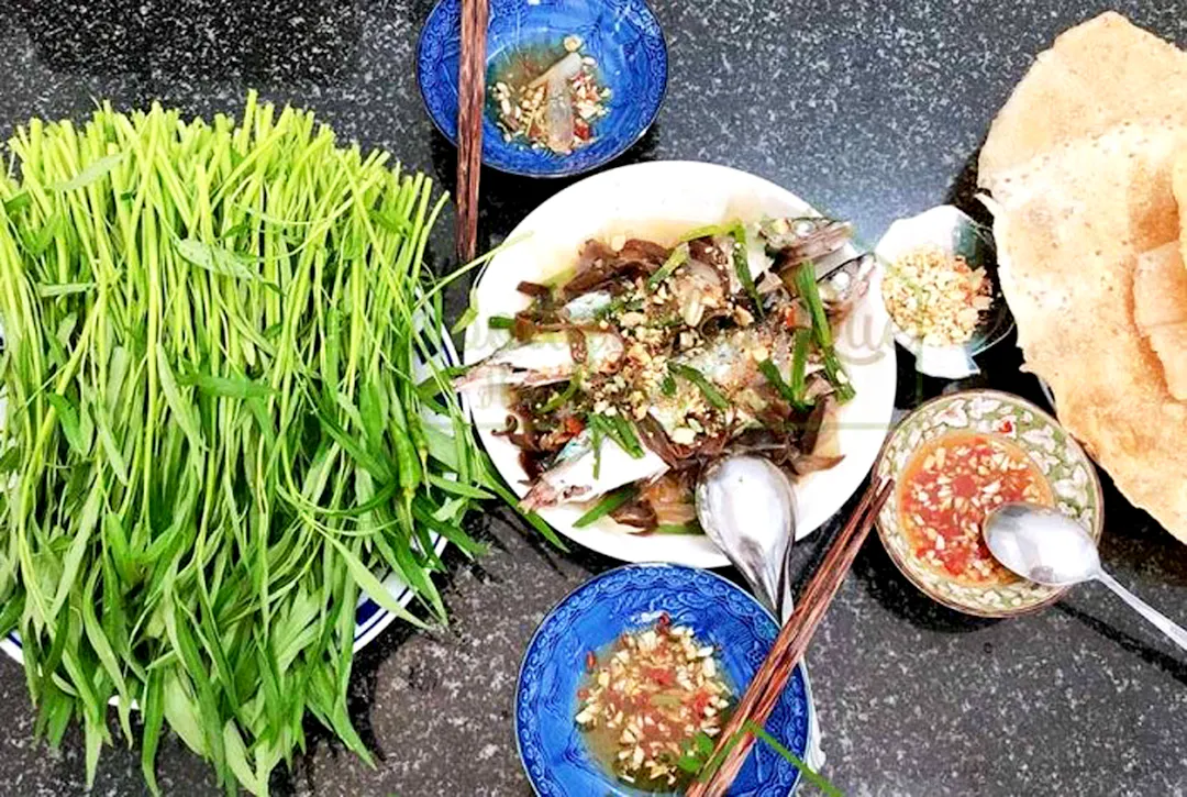 Nhúng nước cuốn thịt luộc rau muống