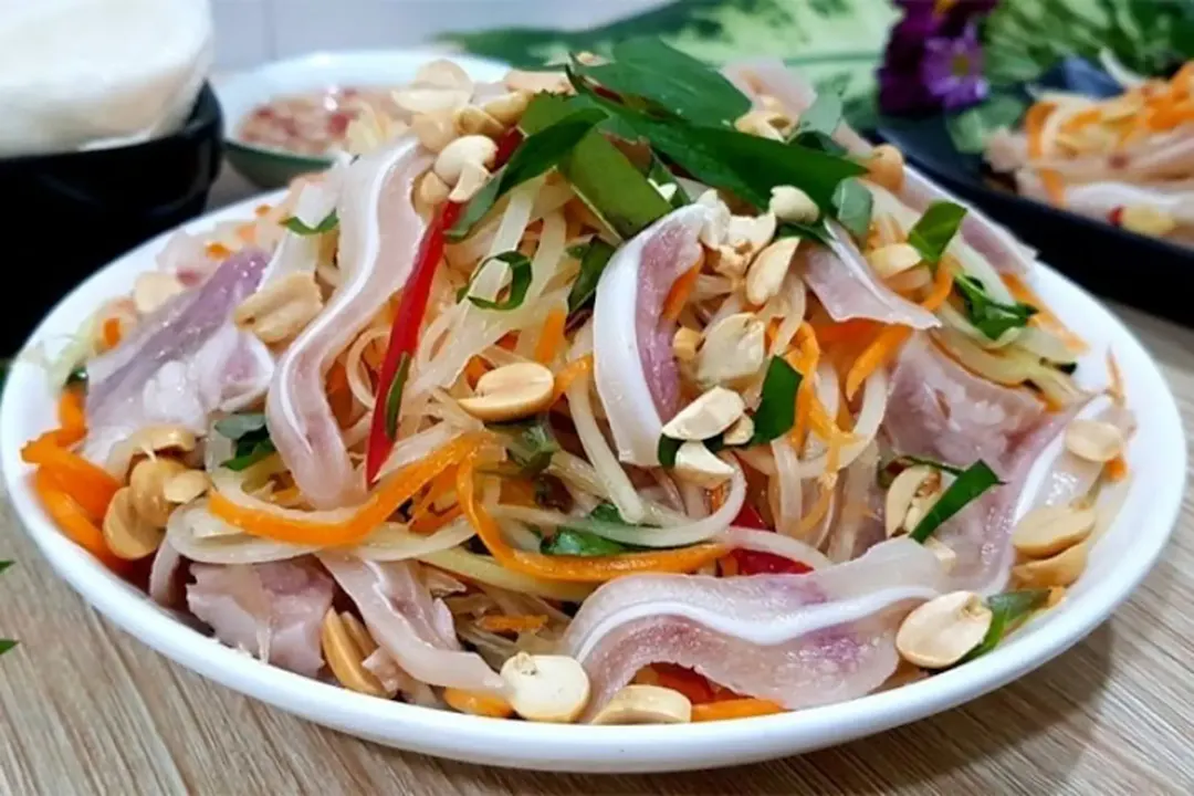 Xúc gỏi tai heo ngó sen hoặc gỏi xoài xanh