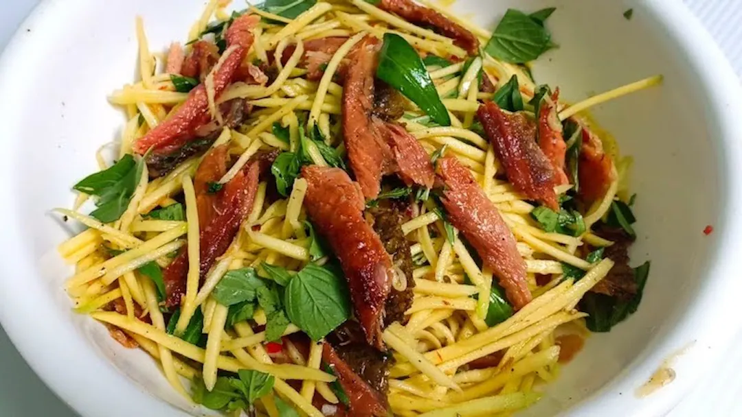Gỏi xoài xanh trộn khô cá chỉ vàng xé nhỏ