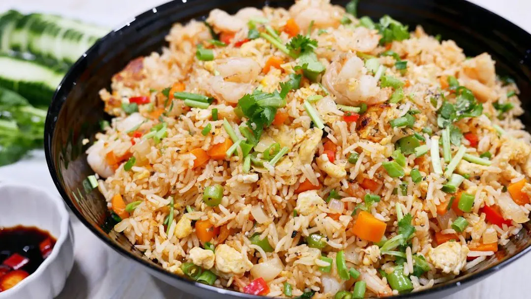Cơm chiên Khô cá cơm sọc đen giòn rụm