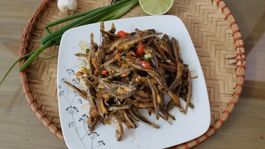 Khô cá cơm sọc đen rim chua ngọt với giấm tắc