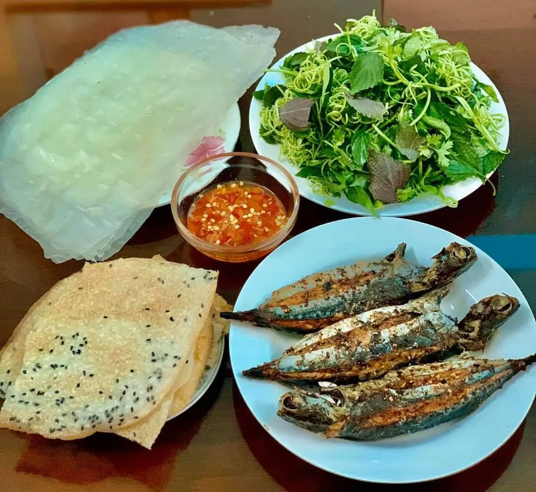 Bánh tráng gạo nhúng cuốn cá hấp / cá nướng