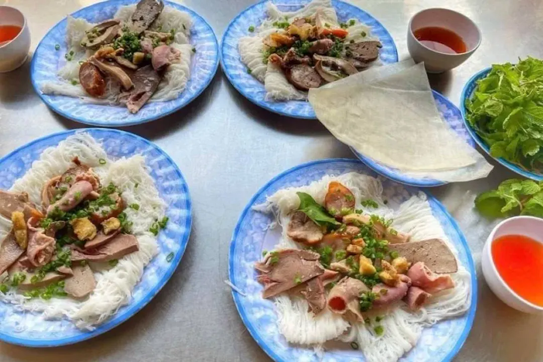 Bánh tráng gạo nướng ăn kèm bún mắm, bánh hỏi lòng heo