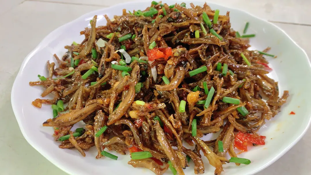 Khô cá cơm sọc đen chiên giòn rắc mỡ hành / lá chanh