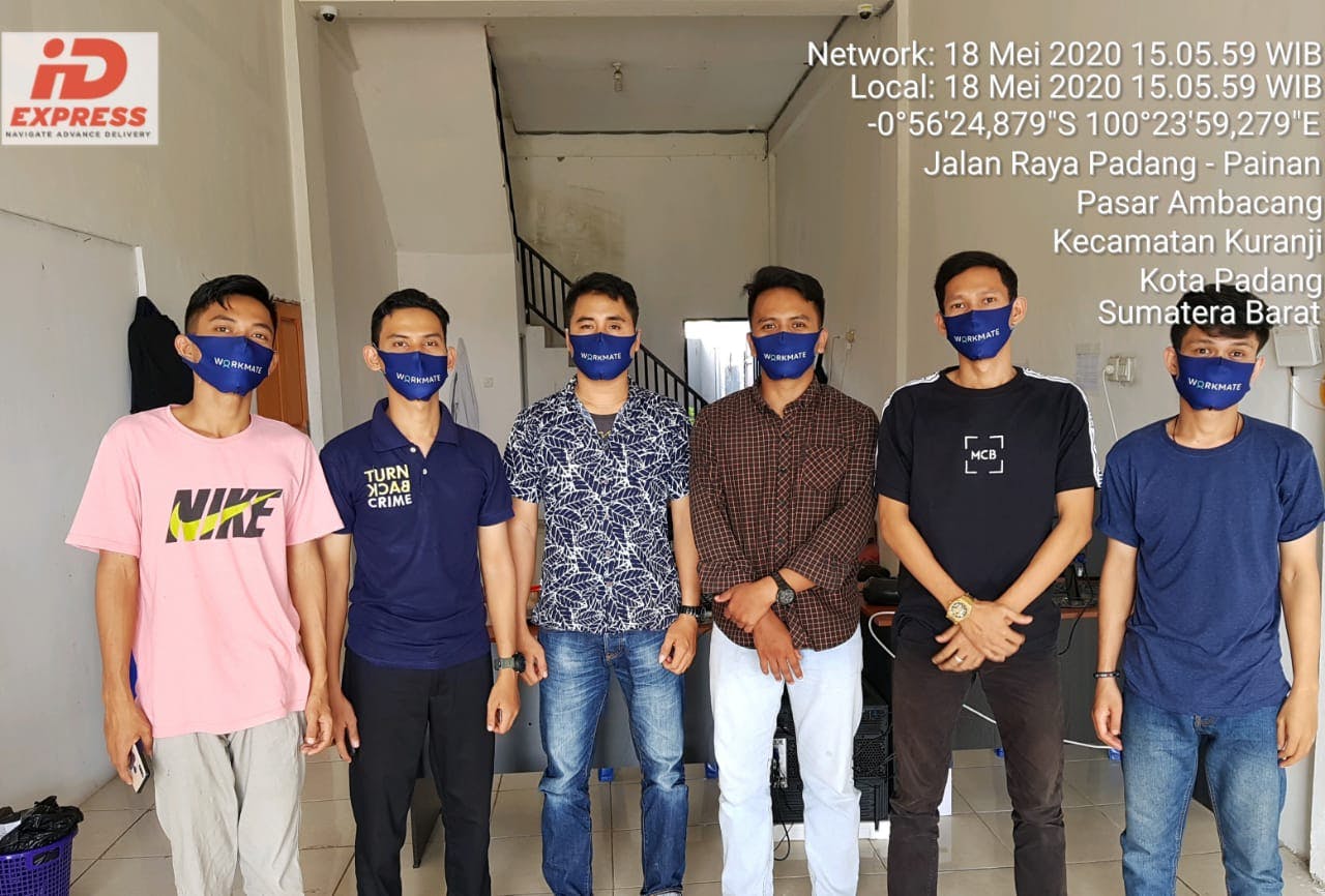 Pekerja Workmate di perusahaan ID Express Padang