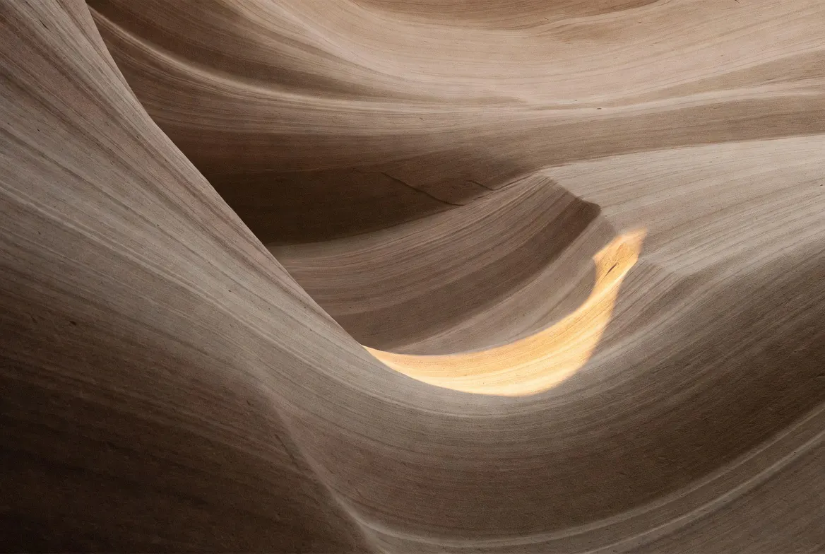Smooth stone curves with one ray of warm light