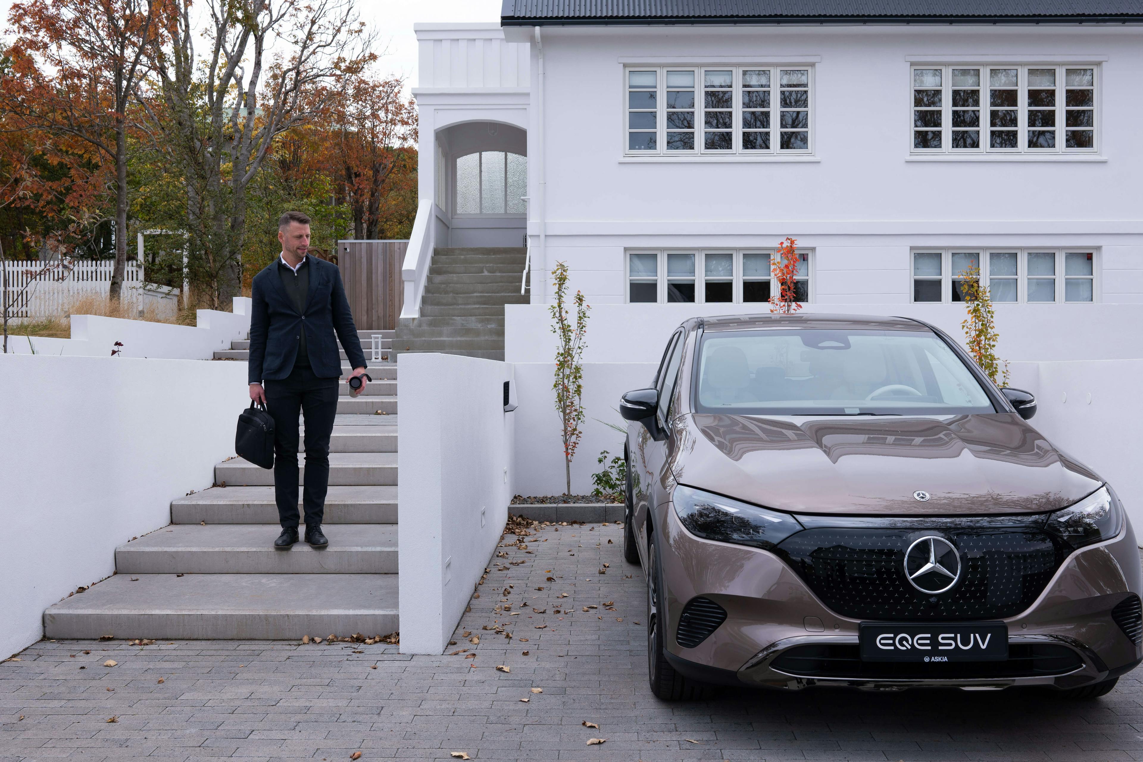 Hentar rekstarleiga, EQE SUV í fallegu umhverfi
