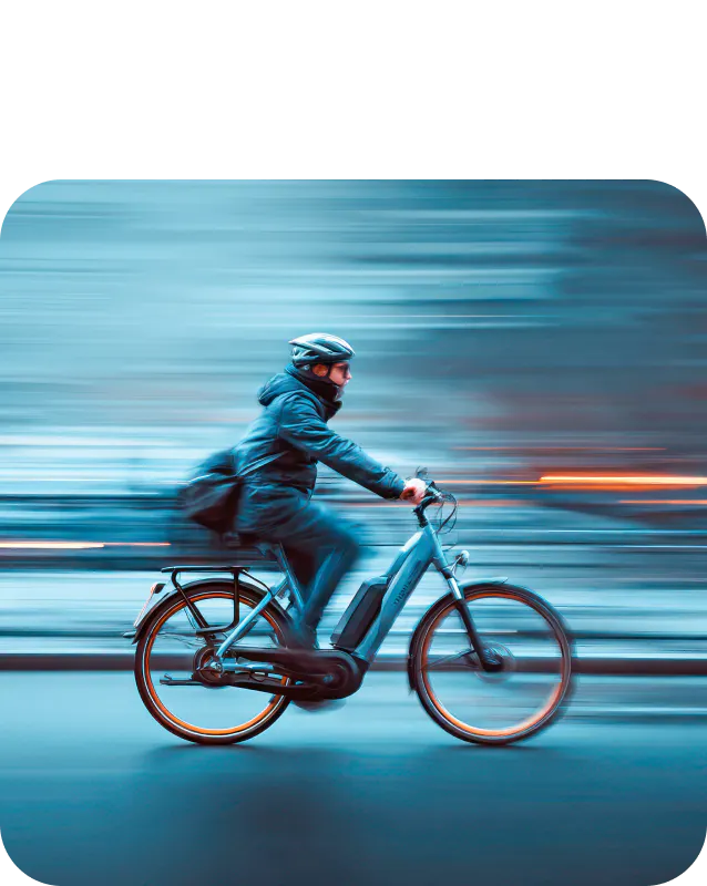 Ein Pendler fährt auf seinem E-Bike zur Arbeit
