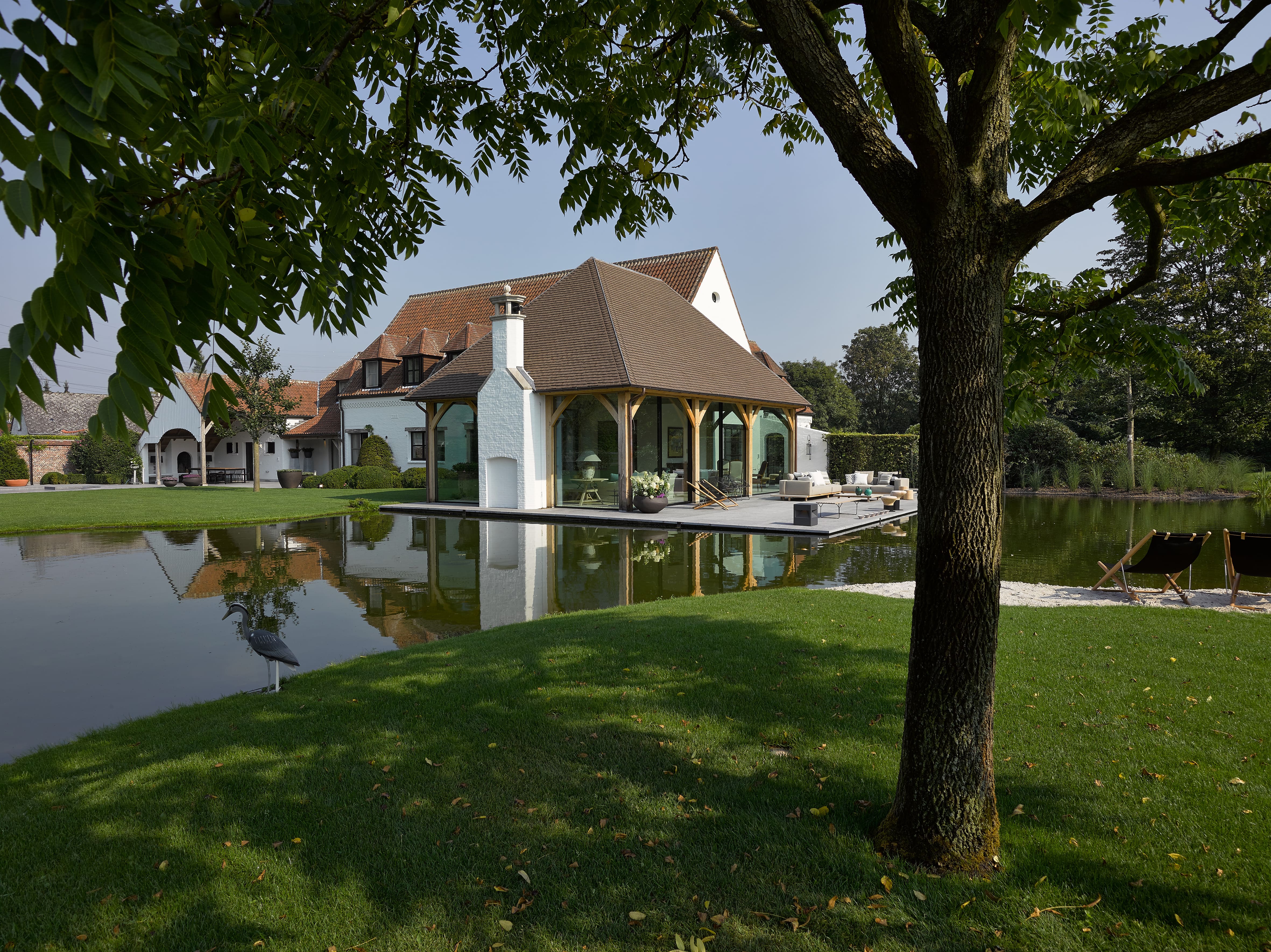Eikenhouten poolhouse met ruim terras