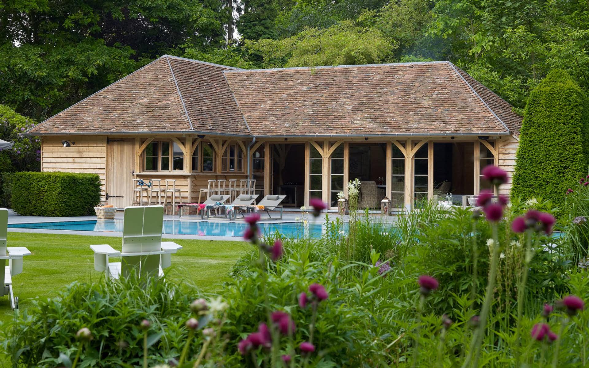 Eikenhouten poolhouse met terras