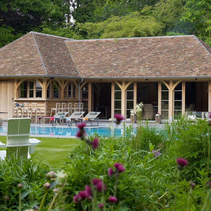 Eikenhouten poolhouse met terras