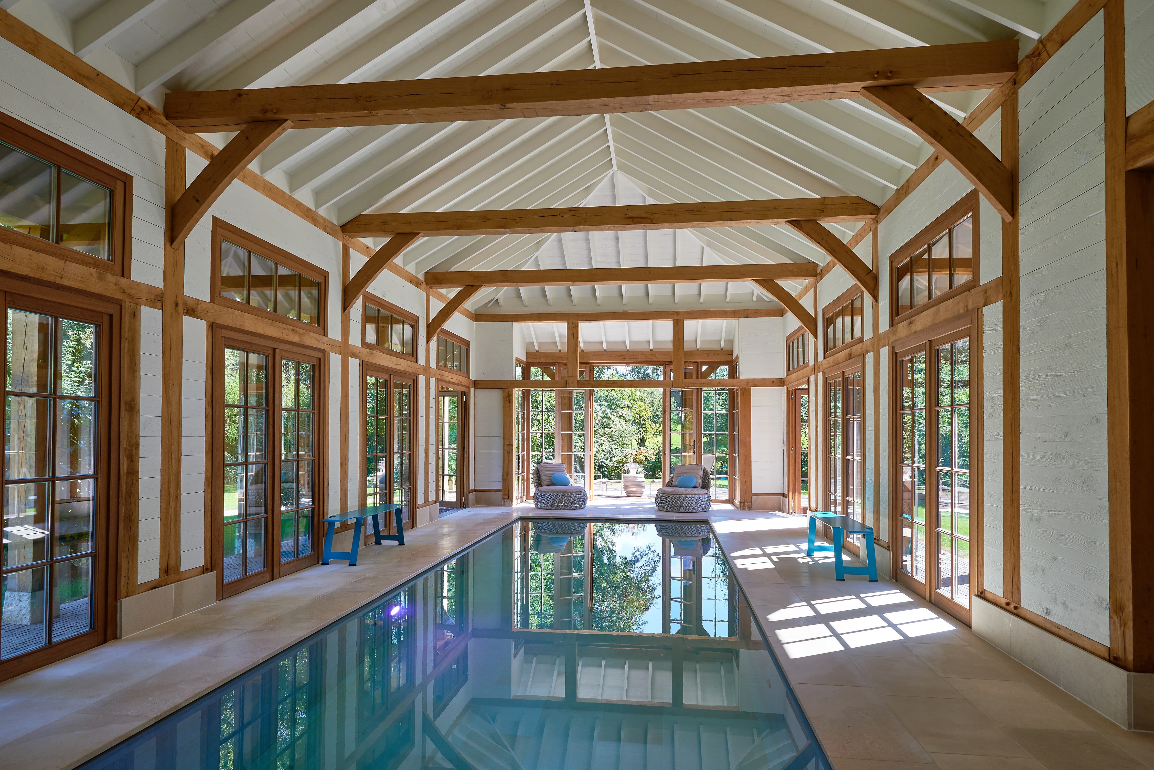 Eikenhouten poolhouse met binnenzwembad