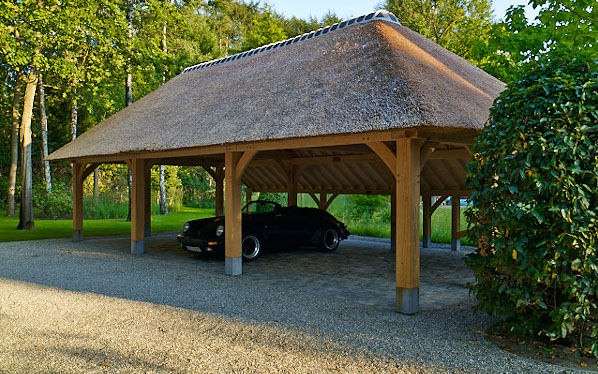 exclusieve eiken carport op maat met rieten dak
