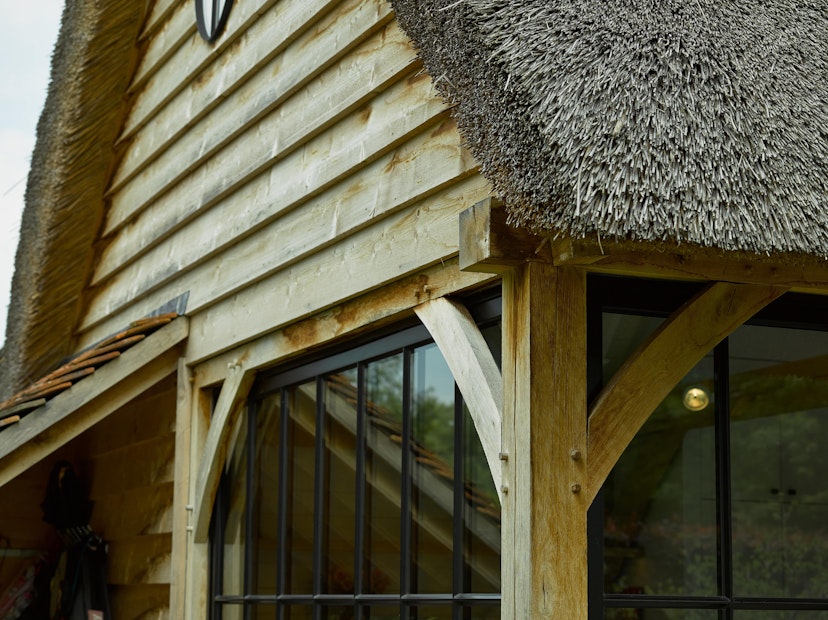 Eikenhouten bijgebouw met rieten dak