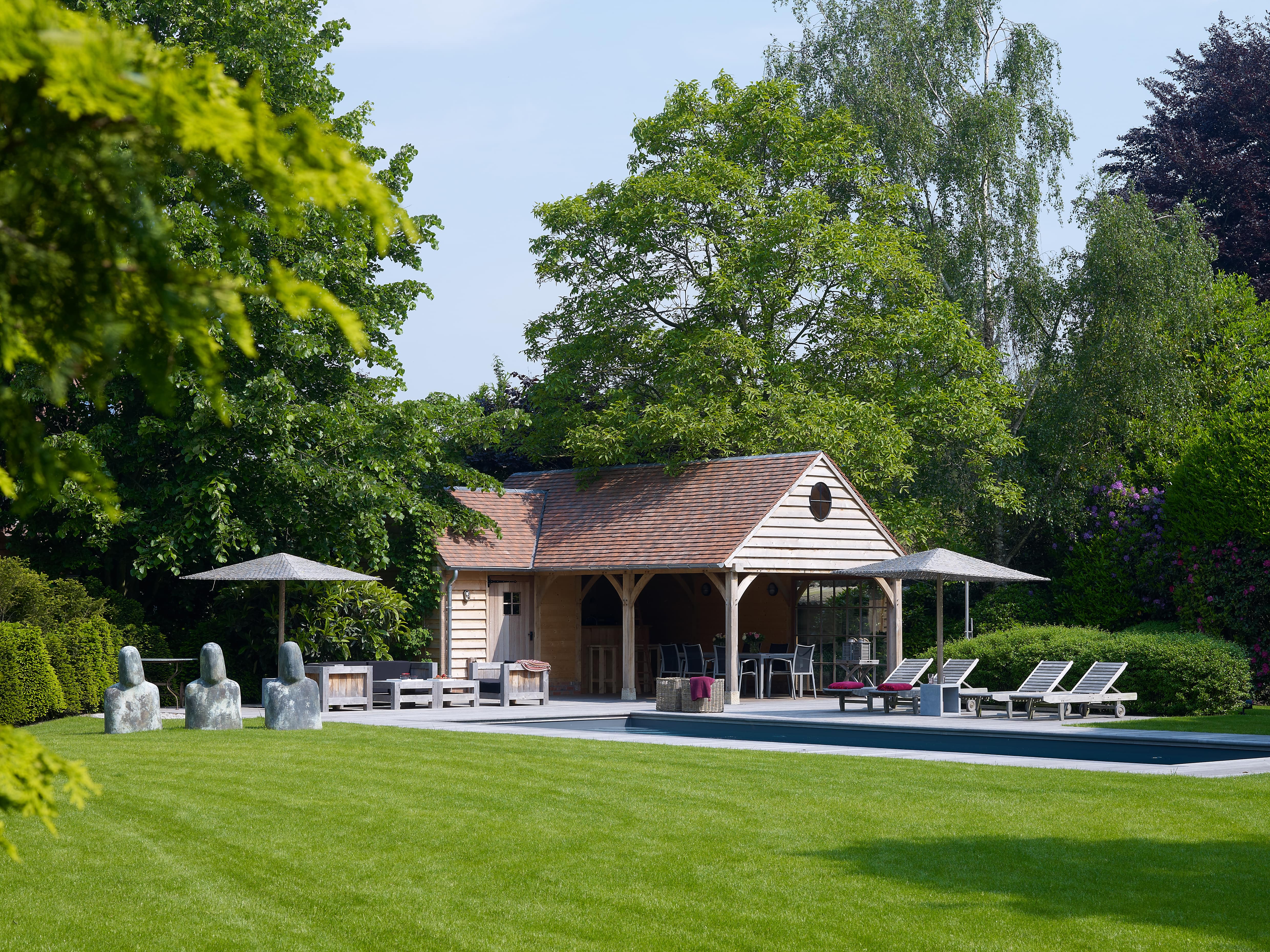 Eikenhouten poolhouse met overdekt terras
