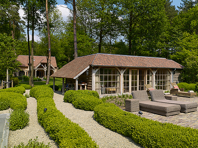 Eikenhouten bijgebouw met glasramen