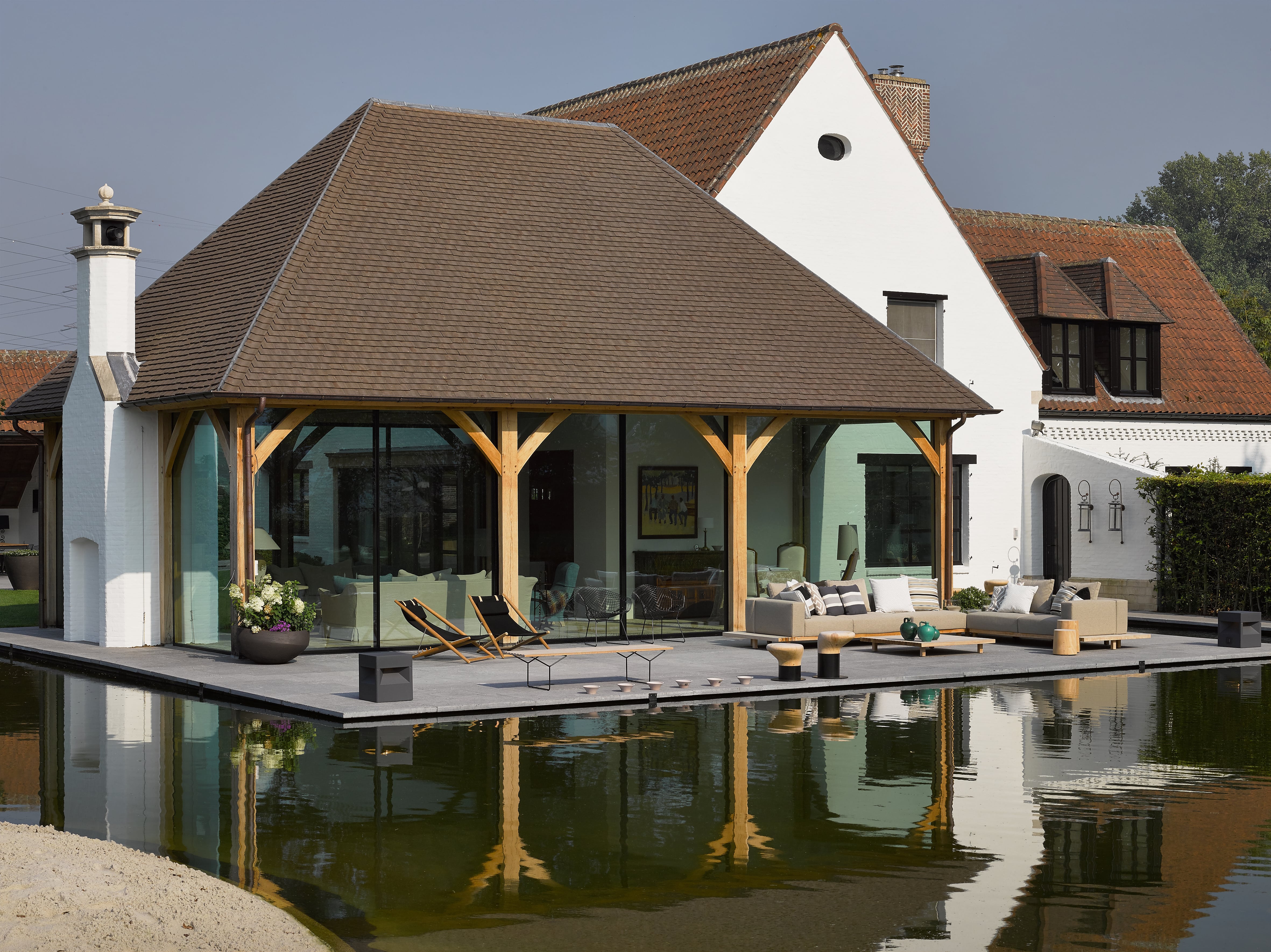 Eikenhouten poolshouse met glasramen en ruim terras