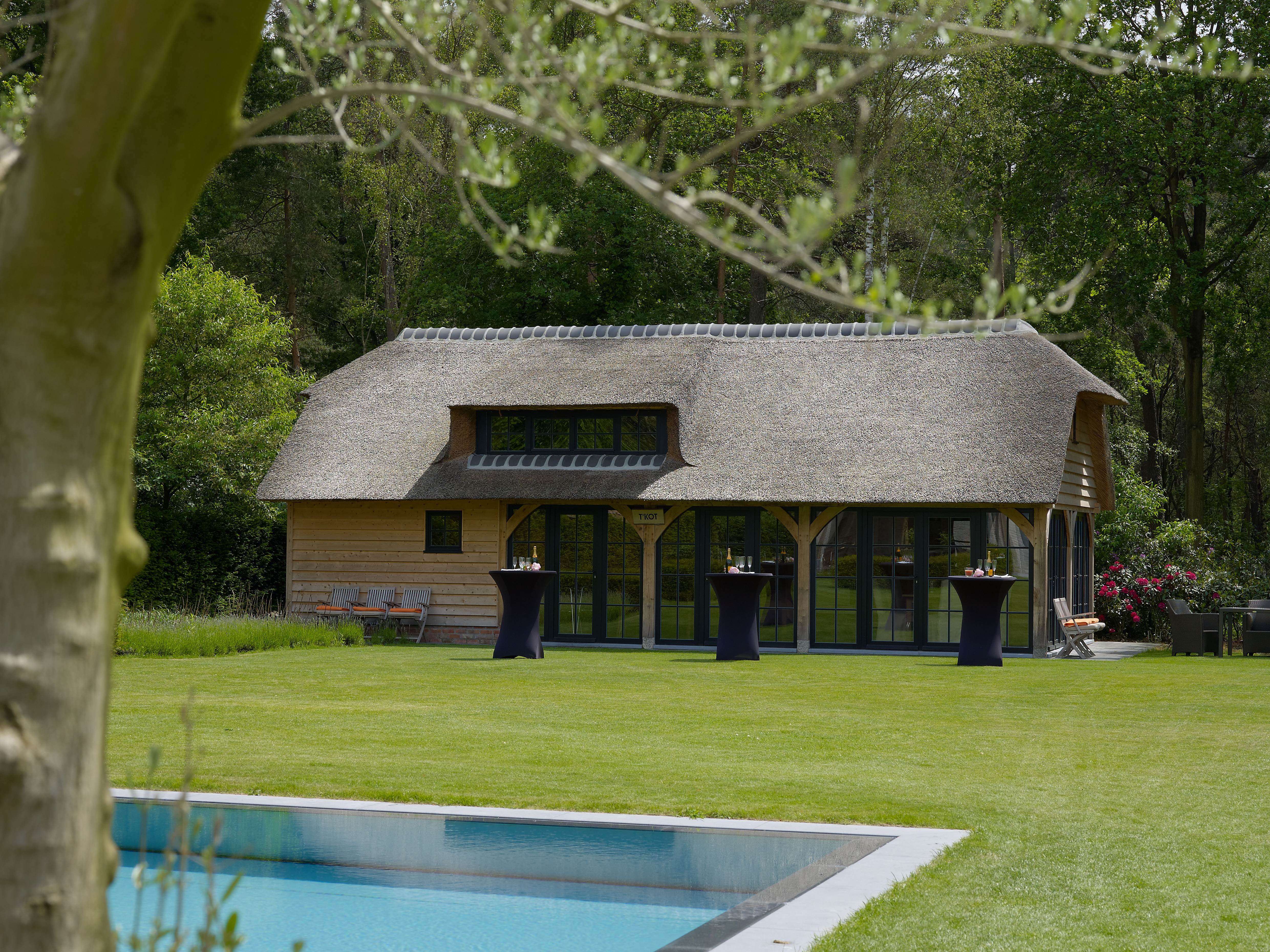 Eikenhouten tuinkantoor