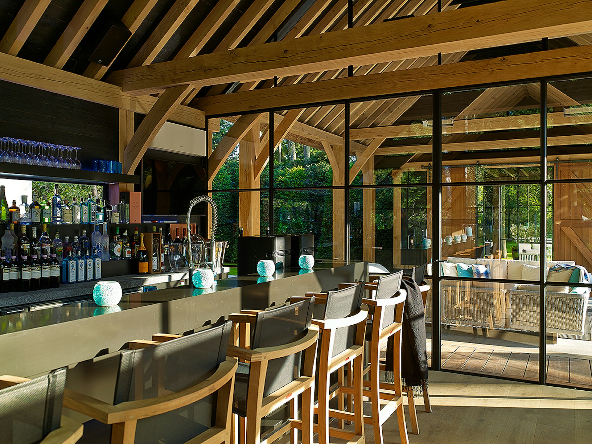 Inspiratie inrichten bar eikenhouten bijgebouw