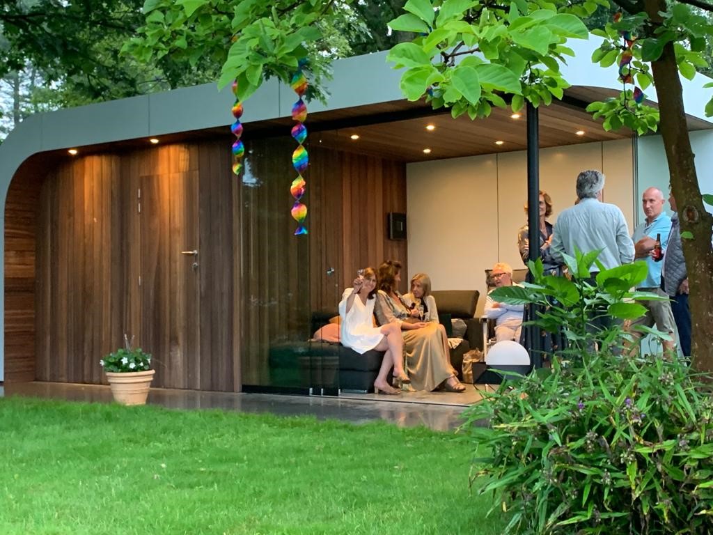 Futuristisch bijgebouw met glasramen