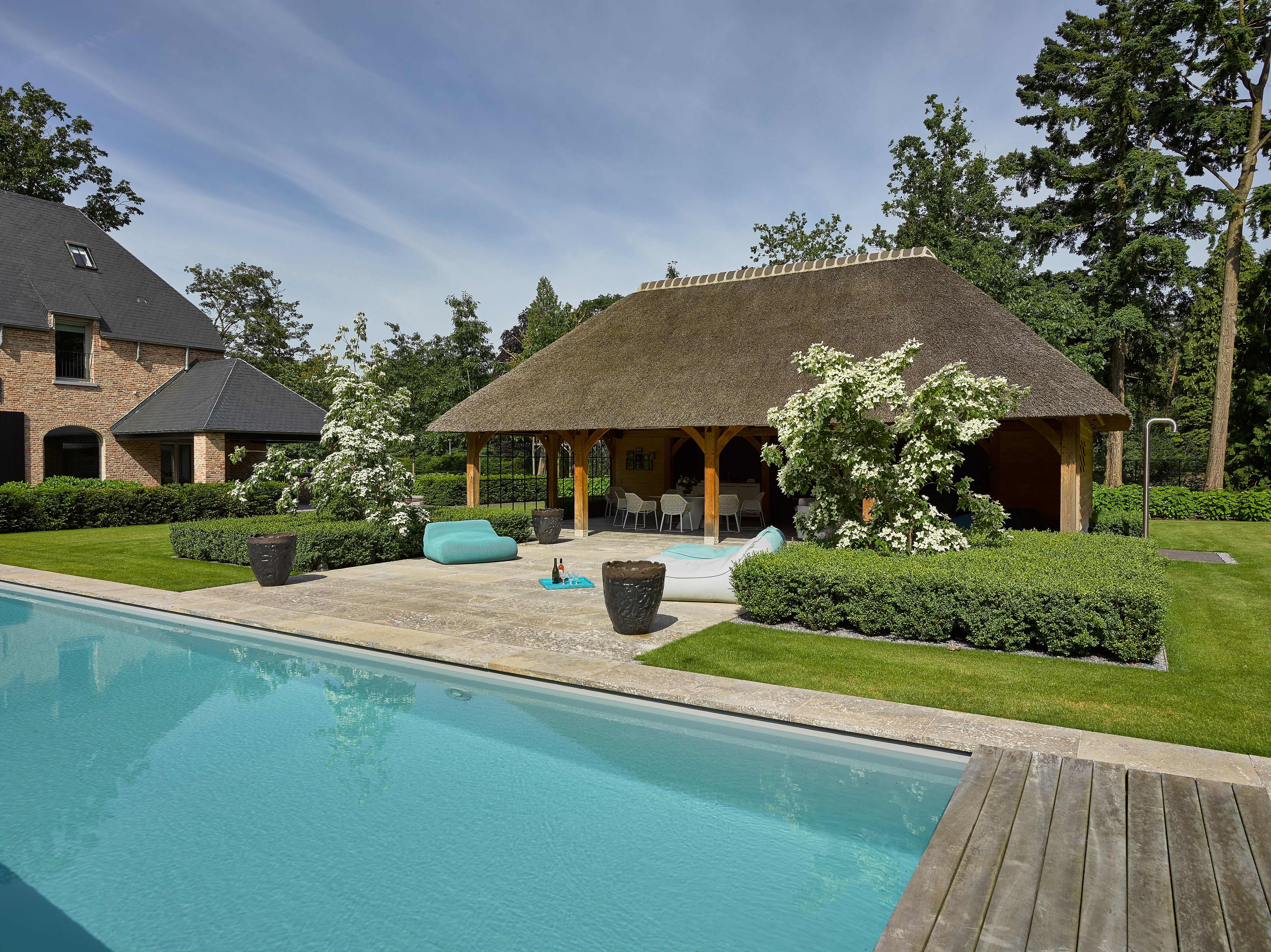 Overdekt terras in eikenhout aan zwembad