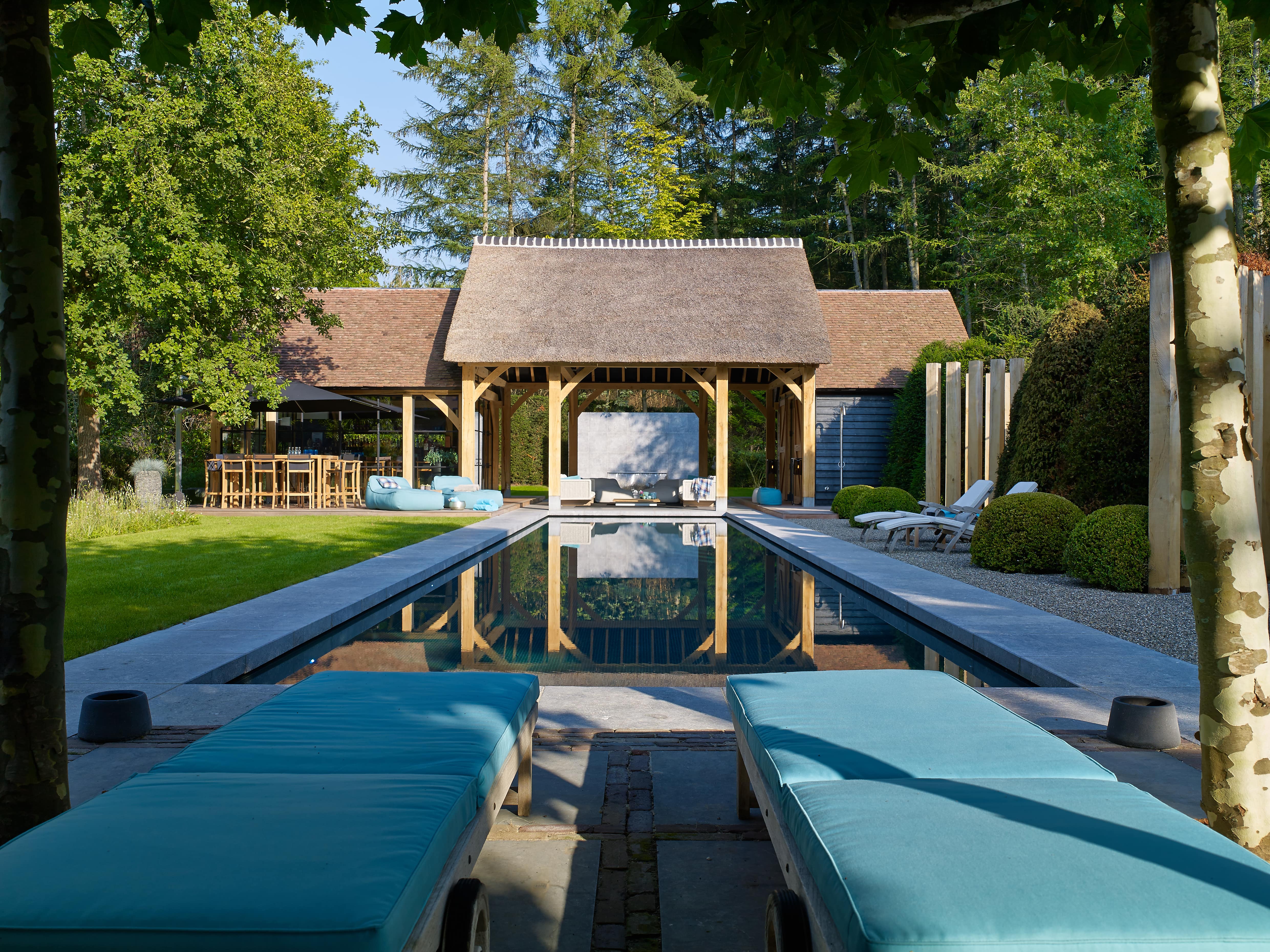 Eikenhouten poolhouse met overdekt terras