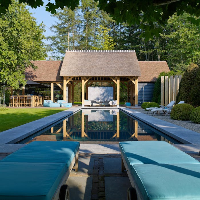 Eikenhouten poolhouse met overdekt terras