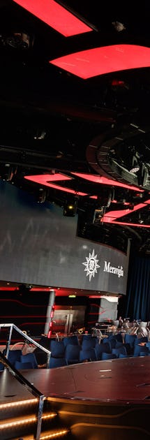 Suuressa panoraamaikkunoilla reunustetussa oleskelutilassa näytetään pulssia kohottavia esityksiä yhteistyössä Cirque du Soleilin kanssa.