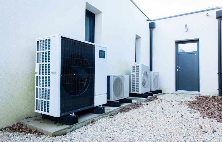 Bien entretenir le groupe extérieur de sa pompe à chaleur en Seine-Maritime