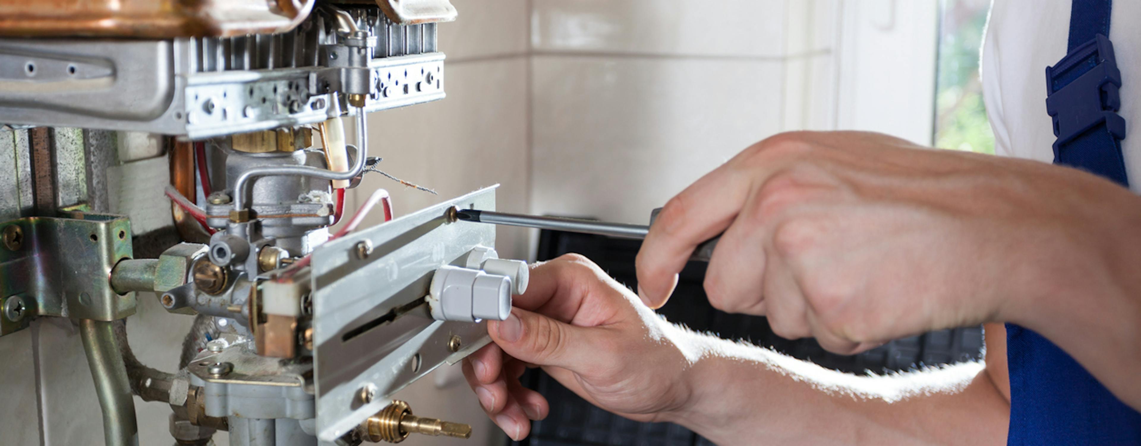 Visite d'entretien d'une chaudière par un technicien chauffagiste - Concept Habitat Normandie