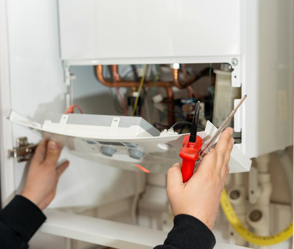 Visite d'entretien d'une chaudière par un technicien chauffagiste - Concept Habitat Normandie