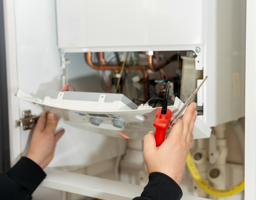 Visite d'entretien d'une chaudière par un technicien chauffagiste - Concept Habitat Normandie